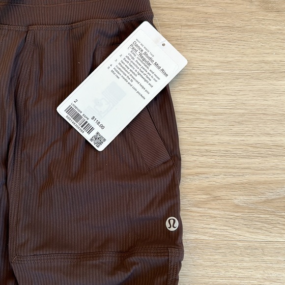 Lululemon Dance Studio Mid-Rise Pant
Regular color espresso woman’s size 0 to 14 - Picture 6 of 10